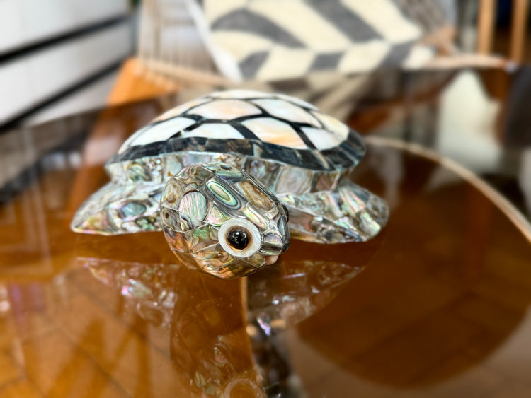 Schildkröte aus Perlmutt und Obsidian Handarbeit aus Mexiko