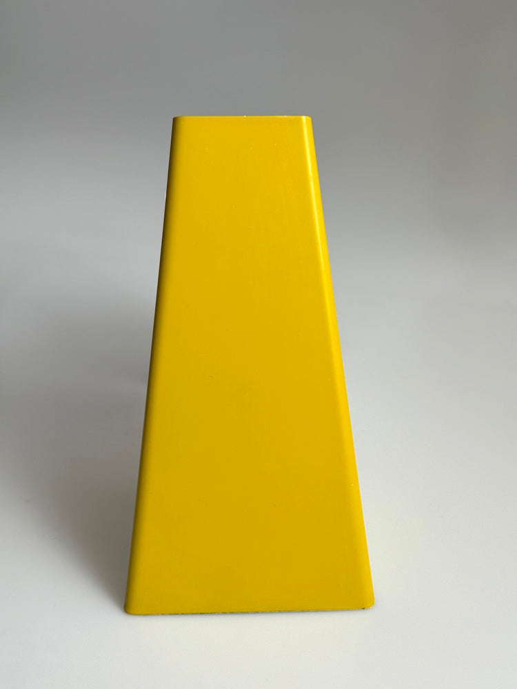 Gelbe minimalistische Wandlampe Trapez, Deutschland, 1950er