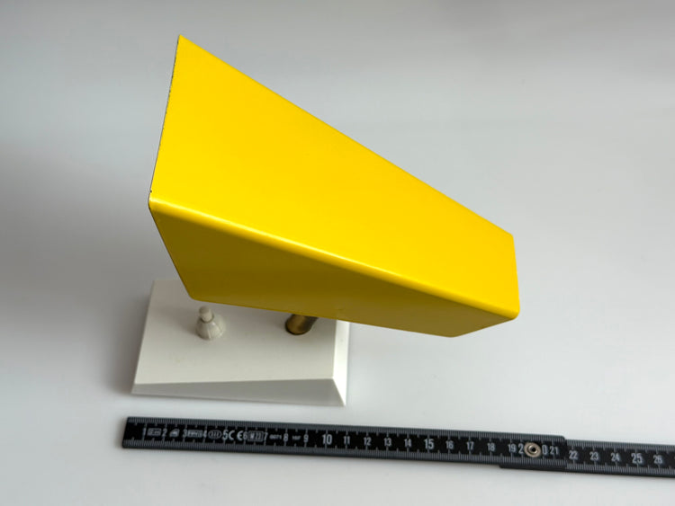 Gelbe minimalistische Wandlampe Trapez, Deutschland, 1950er