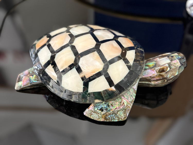 Schildkröte aus Perlmutt und Obsidian Handarbeit aus Mexiko