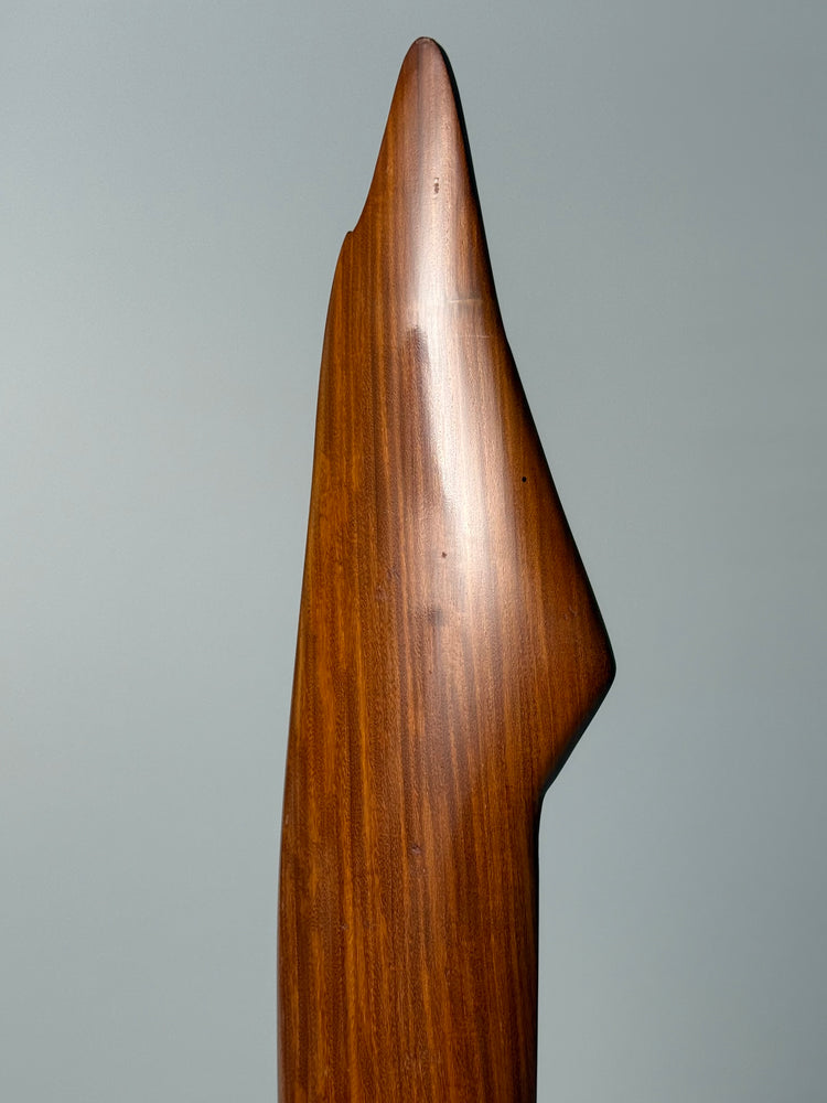 Große handgeschnitzte Skulptur aus massivem Teakholz „Frau mit Boot“, 1960er