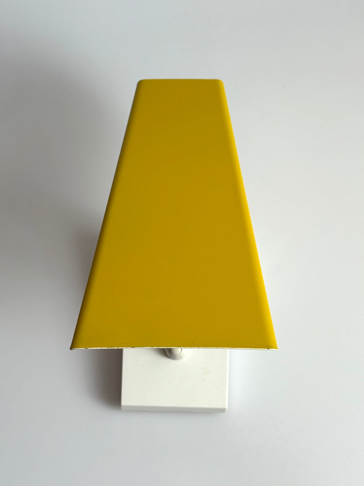 Gelbe minimalistische Wandlampe Trapez, Deutschland, 1950er