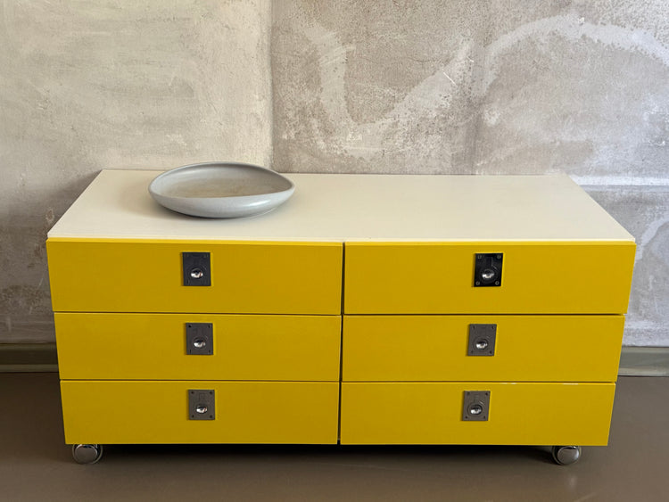 Gelbes 70er Lowboard auf Chromrollen mit 6 Schüben