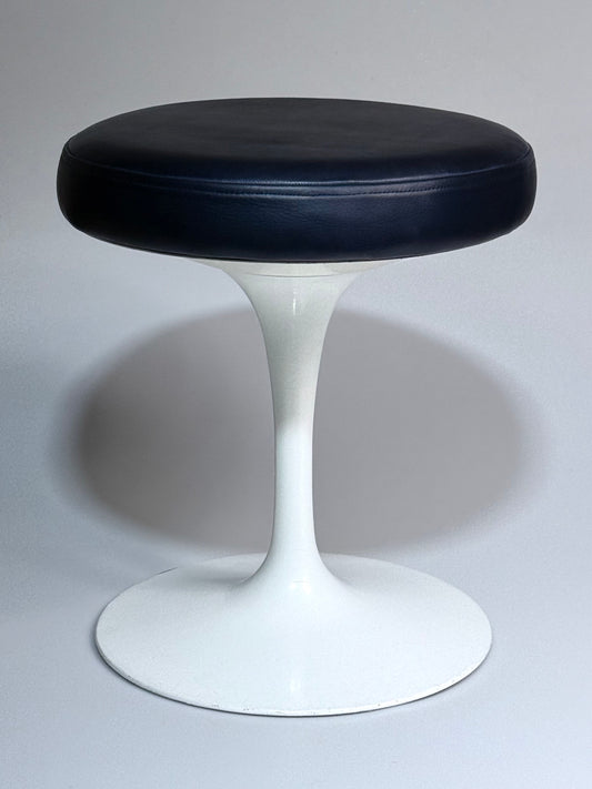 Fußhocker von Eero Sarinen für Knoll International mit Echtlederbezug in marineblau 1960er