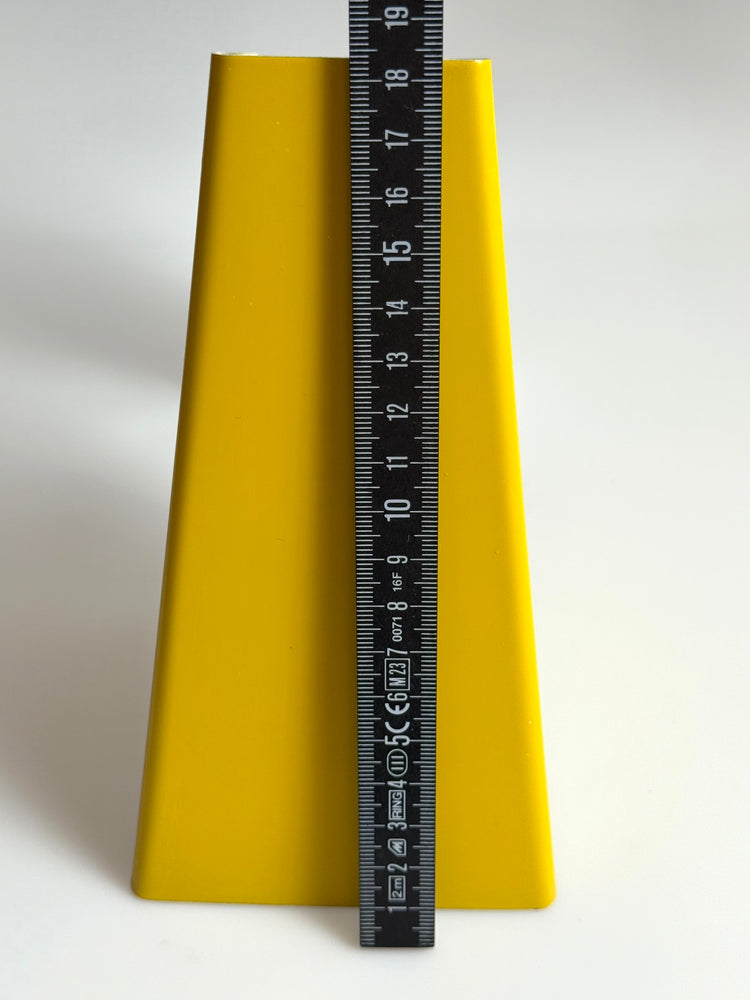 Gelbe minimalistische Wandlampe Trapez, Deutschland, 1950er