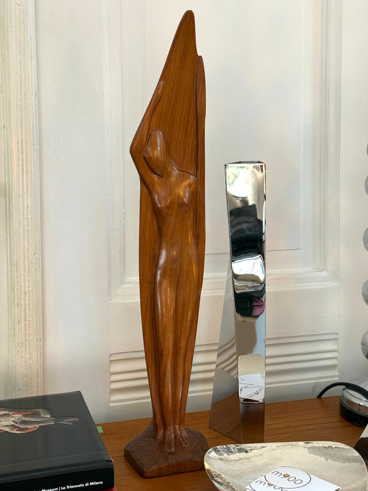 Große handgeschnitzte Skulptur aus massivem Teakholz „Frau mit Boot“, 1960er