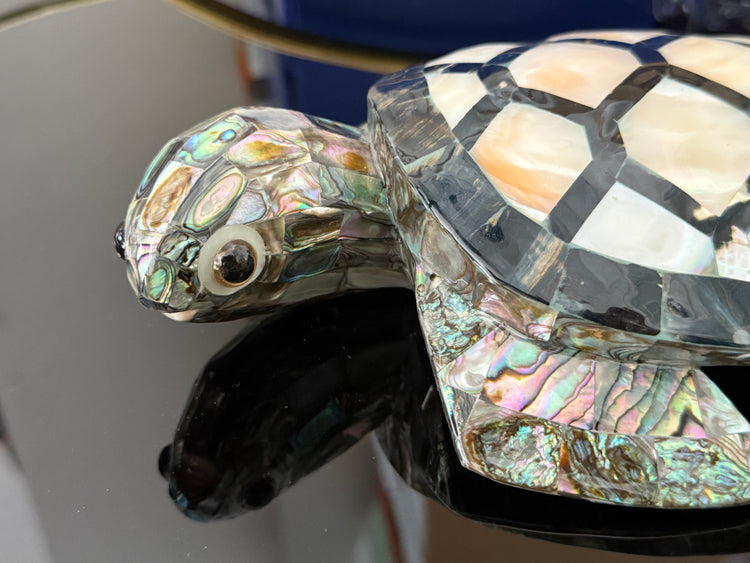 Schildkröte aus Perlmutt und Obsidian Handarbeit aus Mexiko