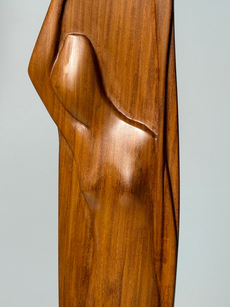 Große handgeschnitzte Skulptur aus massivem Teakholz „Frau mit Boot“, 1960er