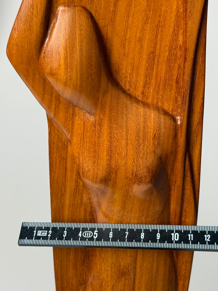 Große handgeschnitzte Skulptur aus massivem Teakholz „Frau mit Boot“, 1960er