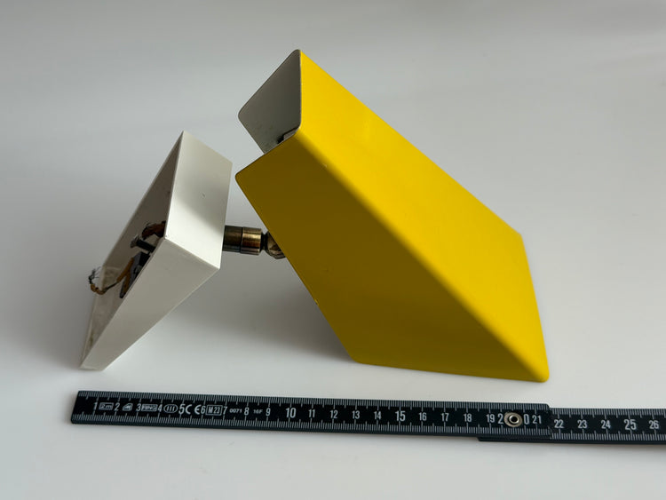 Gelbe minimalistische Wandlampe Trapez, Deutschland, 1950er