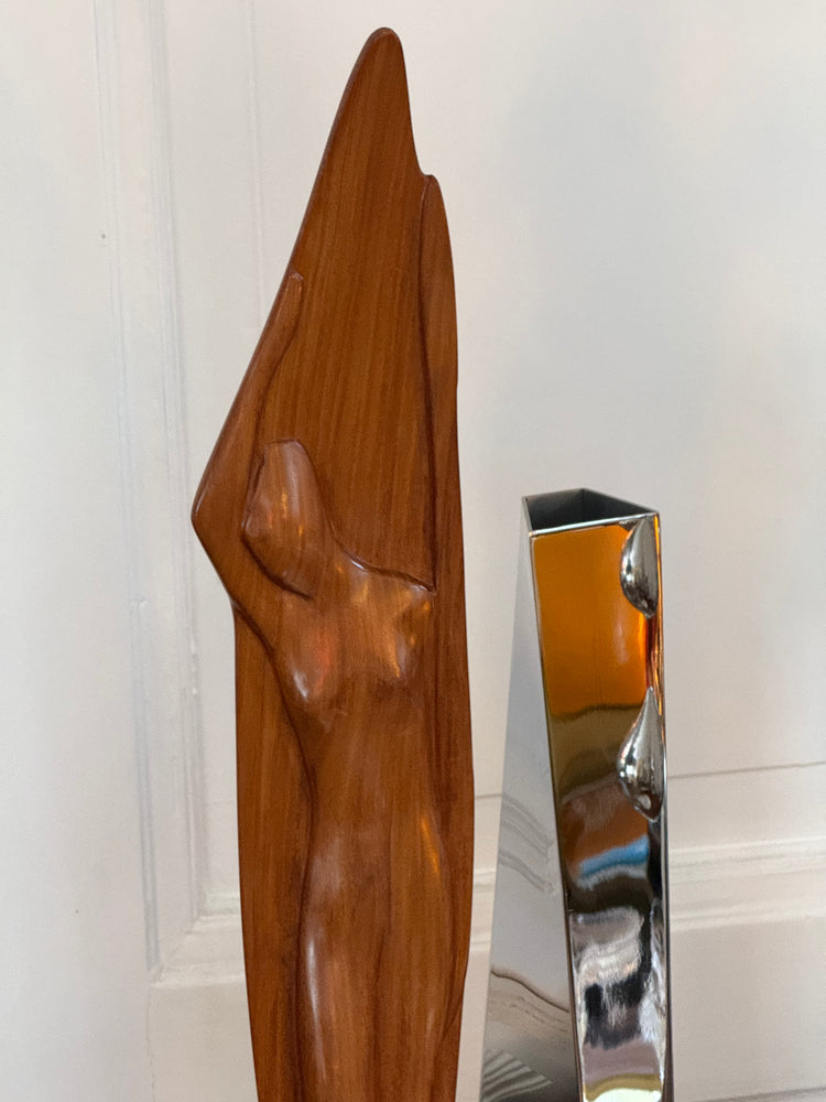Große handgeschnitzte Skulptur aus massivem Teakholz „Frau mit Boot“, 1960er