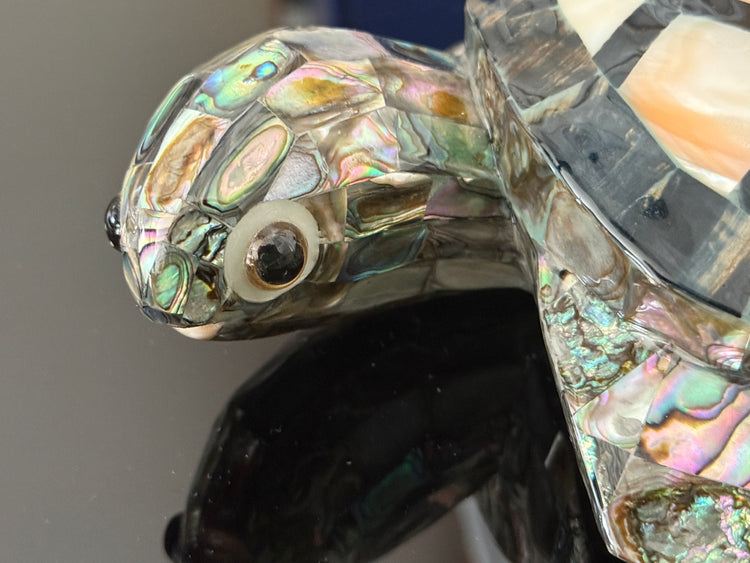 Schildkröte aus Perlmutt und Obsidian Handarbeit aus Mexiko
