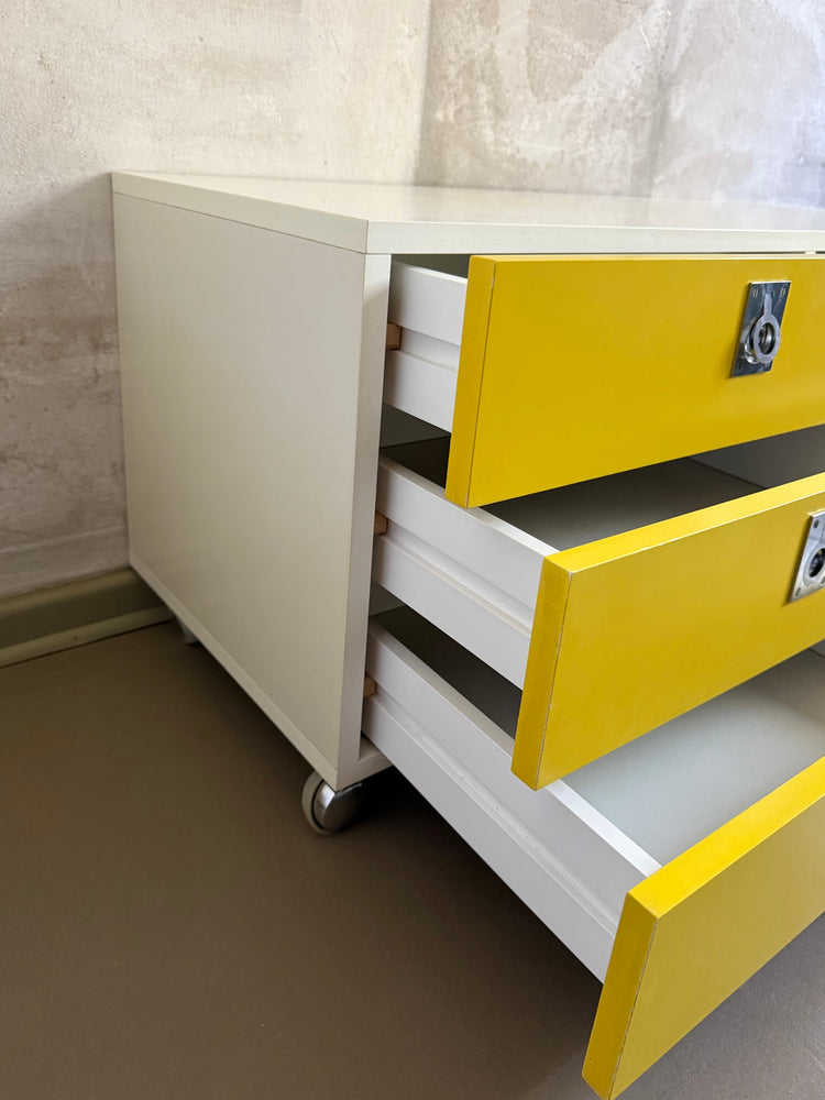 Gelbes 70er Lowboard auf Chromrollen mit 6 Schüben