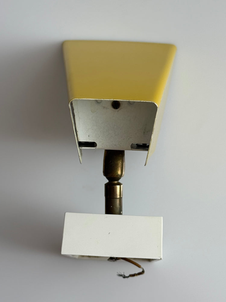 Gelbe minimalistische Wandlampe Trapez, Deutschland, 1950er