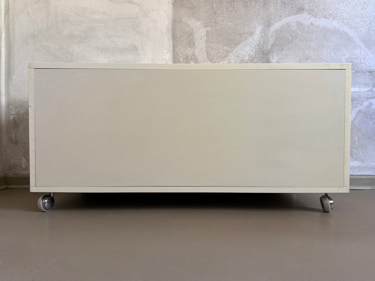Gelbes 70er Lowboard auf Chromrollen mit 6 Schüben