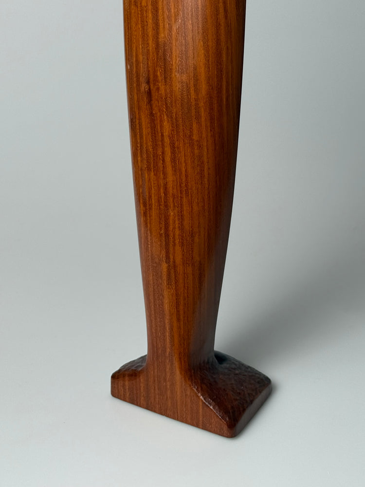 Große handgeschnitzte Skulptur aus massivem Teakholz „Frau mit Boot“, 1960er
