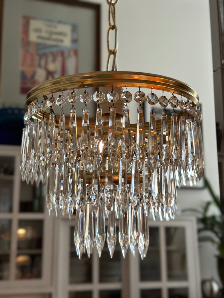 Kleiner Kronleuchter mit Kristallbehang vergoldet 3 Ringe Keramikfassung E27