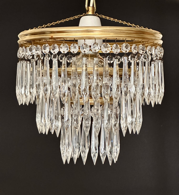 Kleiner Kronleuchter mit Kristallbehang vergoldet 3 Ringe Keramikfassung E27