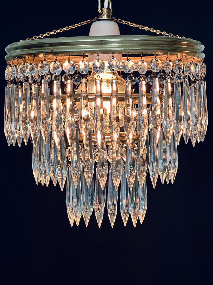 Kleiner Kronleuchter mit Kristallbehang vergoldet 3 Ringe Keramikfassung E27