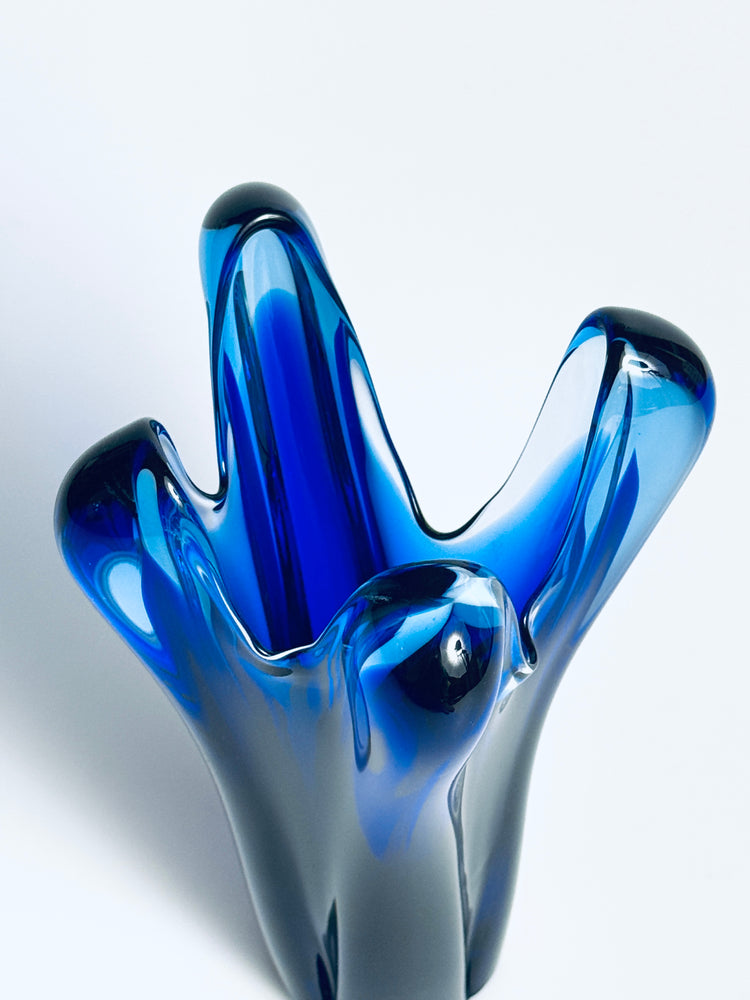 blaue Glasvase 1960er boehmisches Design