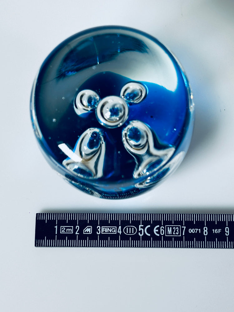 Paperweight Briefbeschwerer Schwefelglas 1970er blau Handarbeit glas art