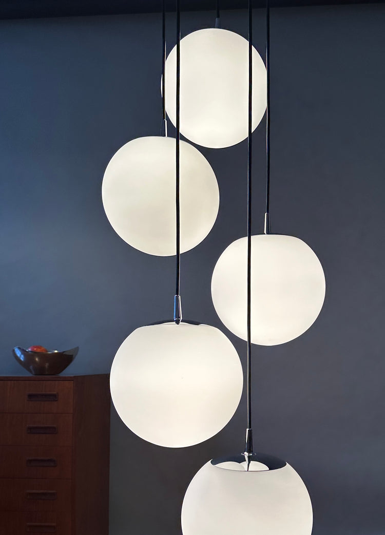 Kaskadenleuchte Lampe Peill & Putzler 5 Opal Glas Kugeln Chrom 1970er