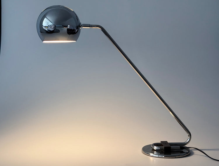 Joe Colombo Tischleuchte aus verchromtem Messing Frankreich 1970er