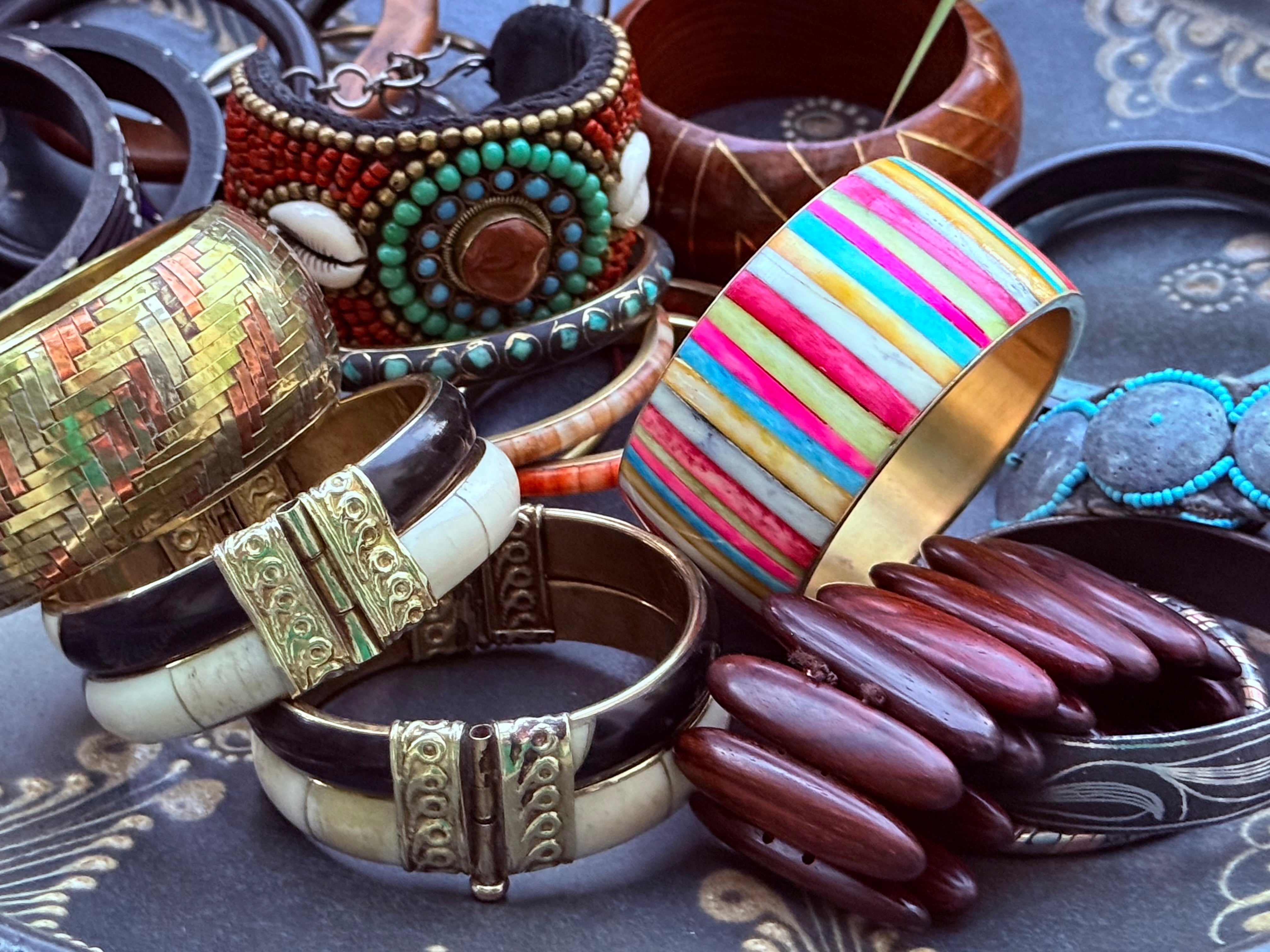 Bild eines Paares goldener Ohrhänger aus der georgischen Zeit (1714 -1837)