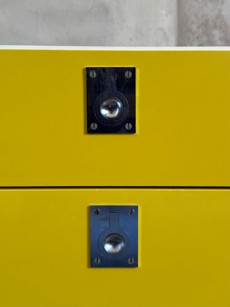 Gelbes 70er Lowboard auf Chromrollen mit 6 Schüben