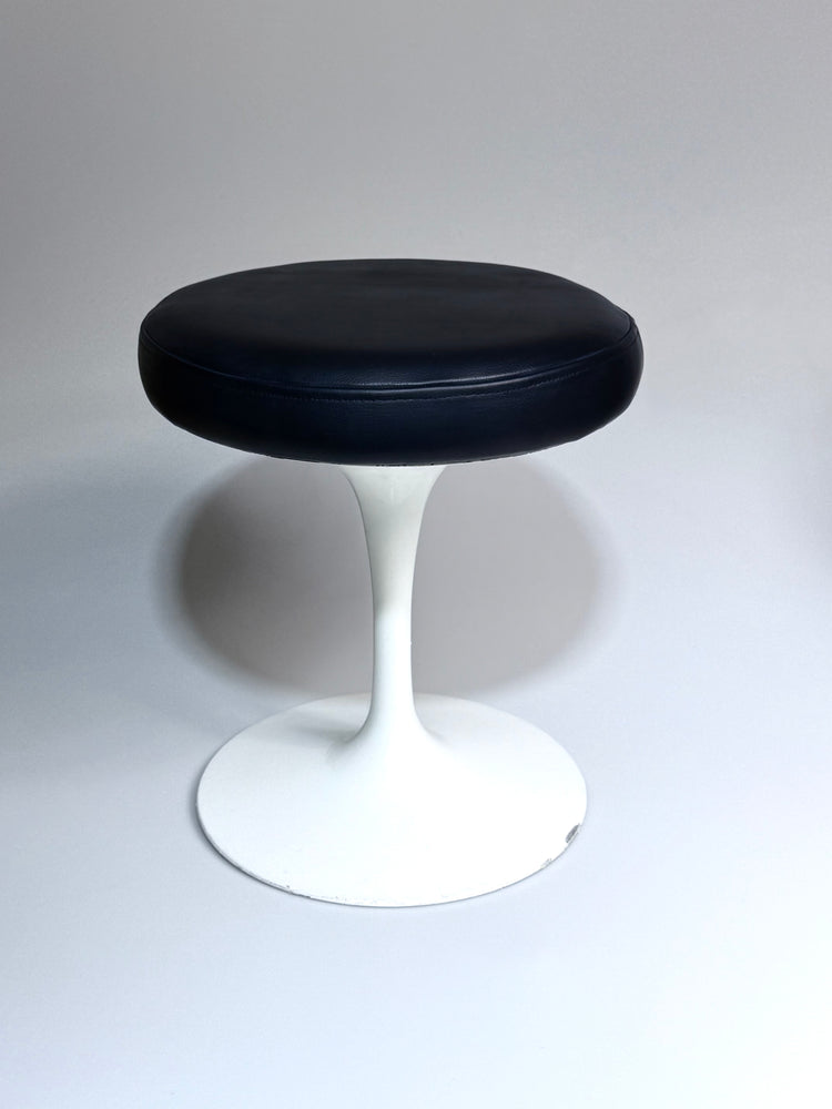 Fußhocker von Eero Sarinen für Knoll International mit Echtlederbezug in marineblau 1960er