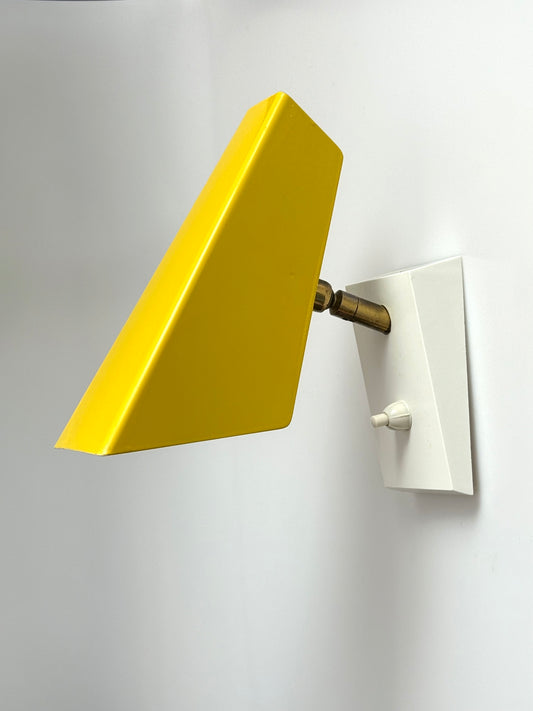 Gelbe minimalistische Wandlampe Trapez, Deutschland, 1950er