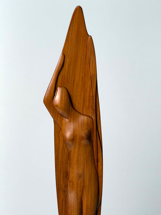 Große handgeschnitzte Skulptur aus massivem Teakholz „Frau mit Boot“, 1960er