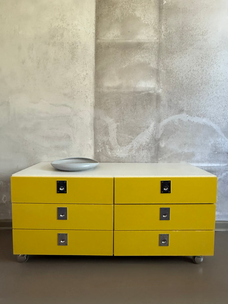 Gelbes 70er Lowboard auf Chromrollen mit 6 Schüben