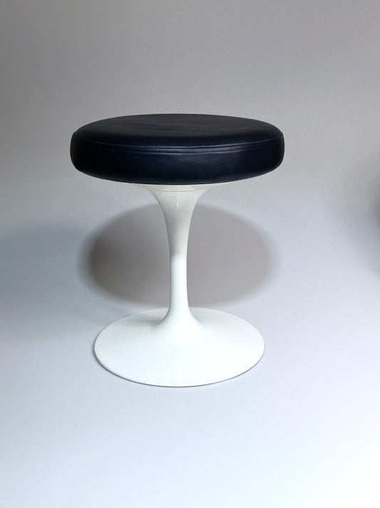 Fußhocker von Eero Sarinen für Knoll International mit Echtlederbezug in marineblau 1960er