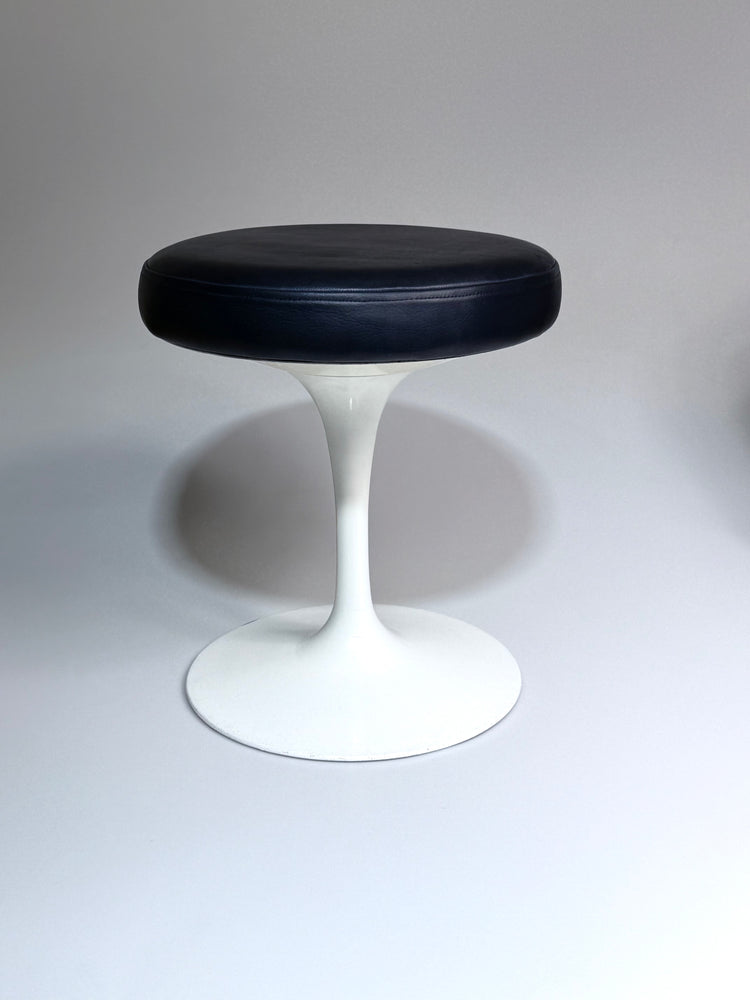 Fußhocker von Eero Sarinen für Knoll International mit Echtlederbezug in marineblau 1960er