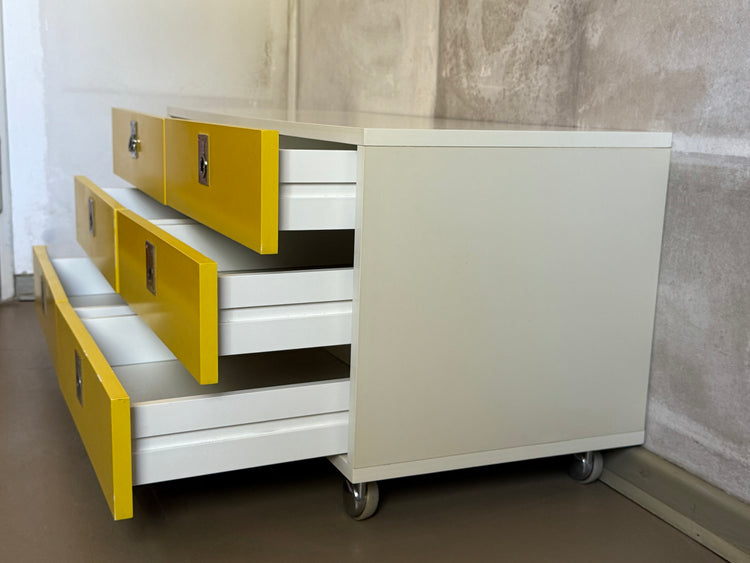 Gelbes 70er Lowboard auf Chromrollen mit 6 Schüben