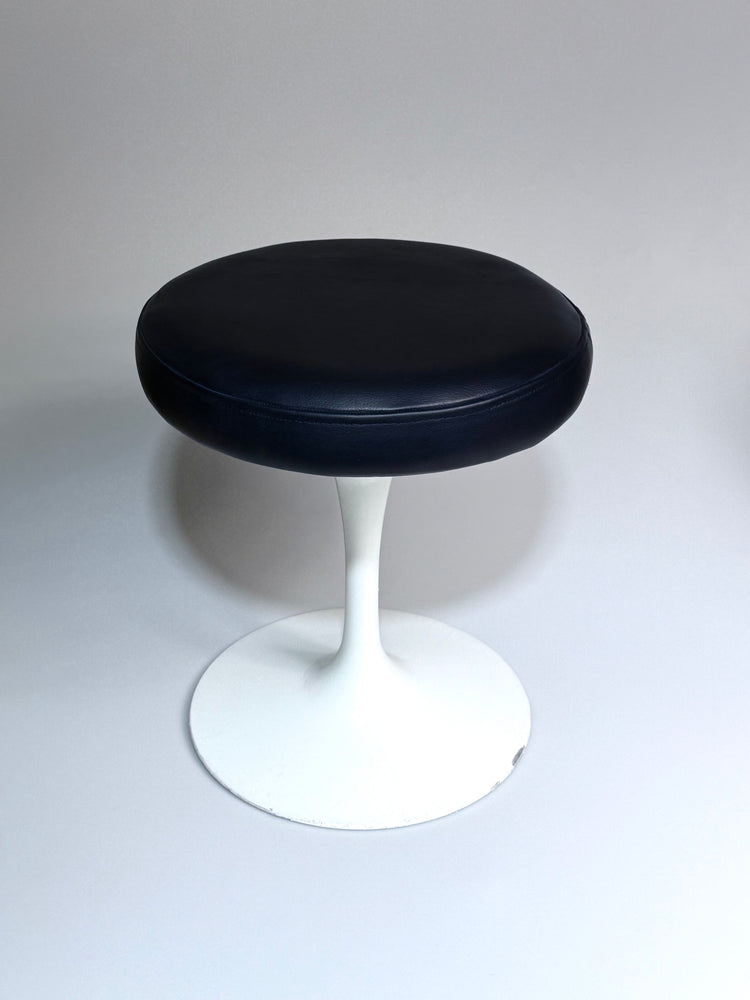 Fußhocker von Eero Sarinen für Knoll International mit Echtlederbezug in marineblau 1960er