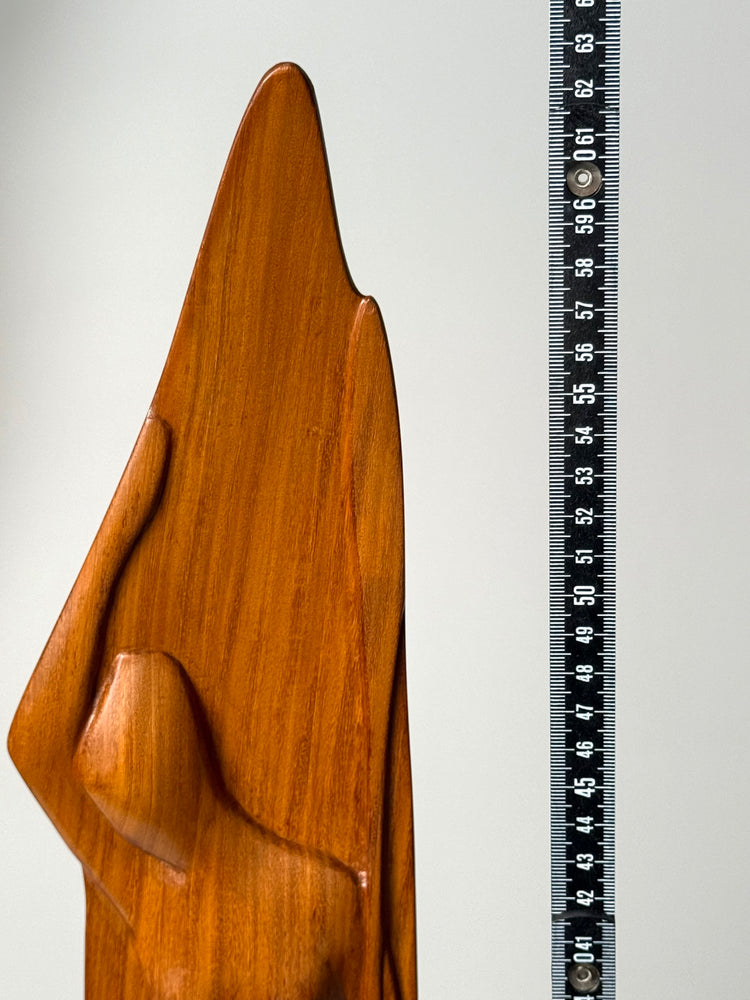 Große handgeschnitzte Skulptur aus massivem Teakholz „Frau mit Boot“, 1960er