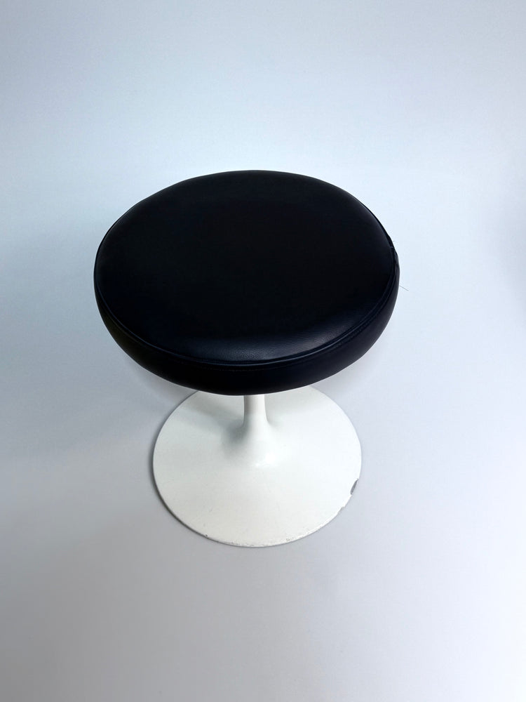 Fußhocker von Eero Sarinen für Knoll International mit Echtlederbezug in marineblau 1960er