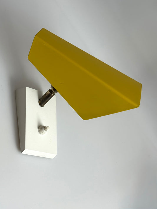 Gelbe minimalistische Wandlampe Trapez, Deutschland, 1950er