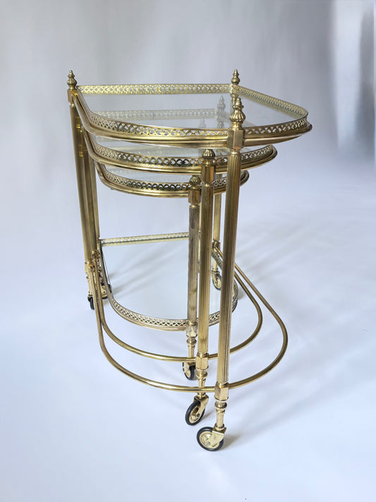 Satztische / Servierwagen aus Messing mit Glasplatten, zugeschrieben Maison Baguès, Frankreich, 1950er Jahre