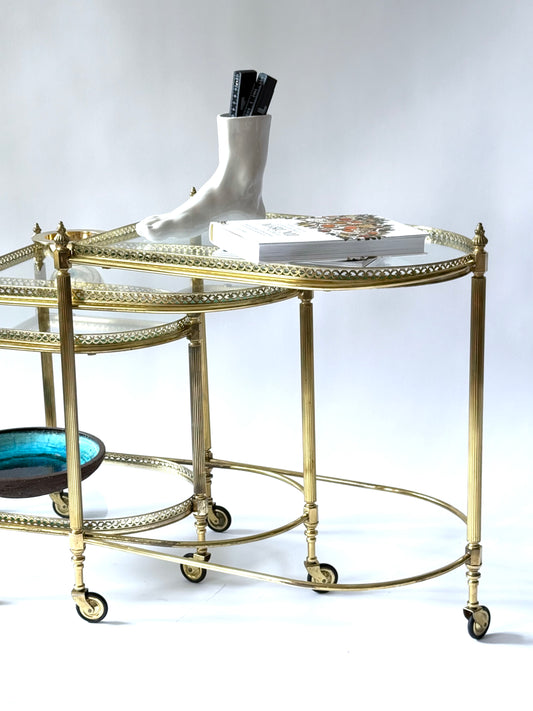 Satztische / Servierwagen aus Messing mit Glasplatten, zugeschrieben Maison Baguès, Frankreich, 1950er Jahre