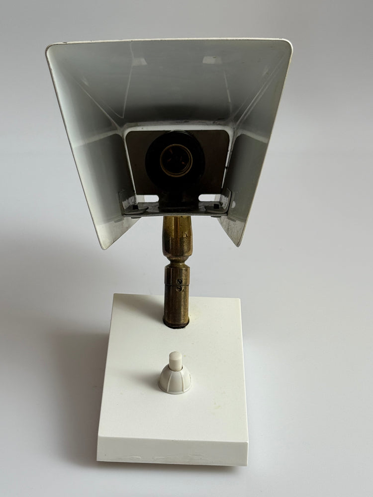 Gelbe minimalistische Wandlampe Trapez, Deutschland, 1950er