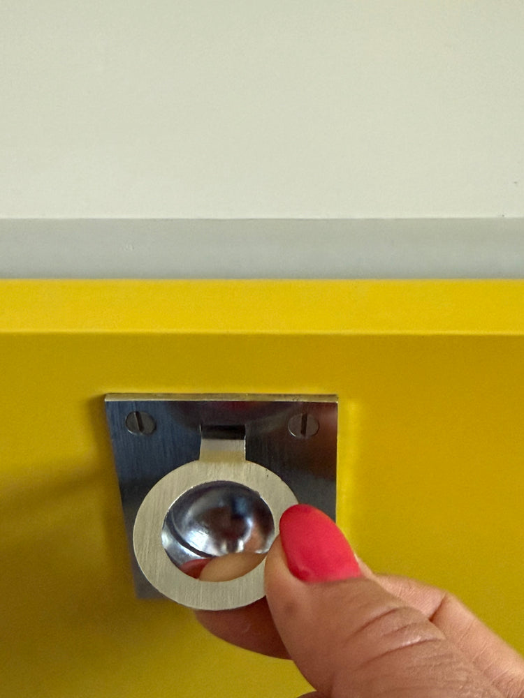 Gelbes 70er Lowboard auf Chromrollen mit 6 Schüben