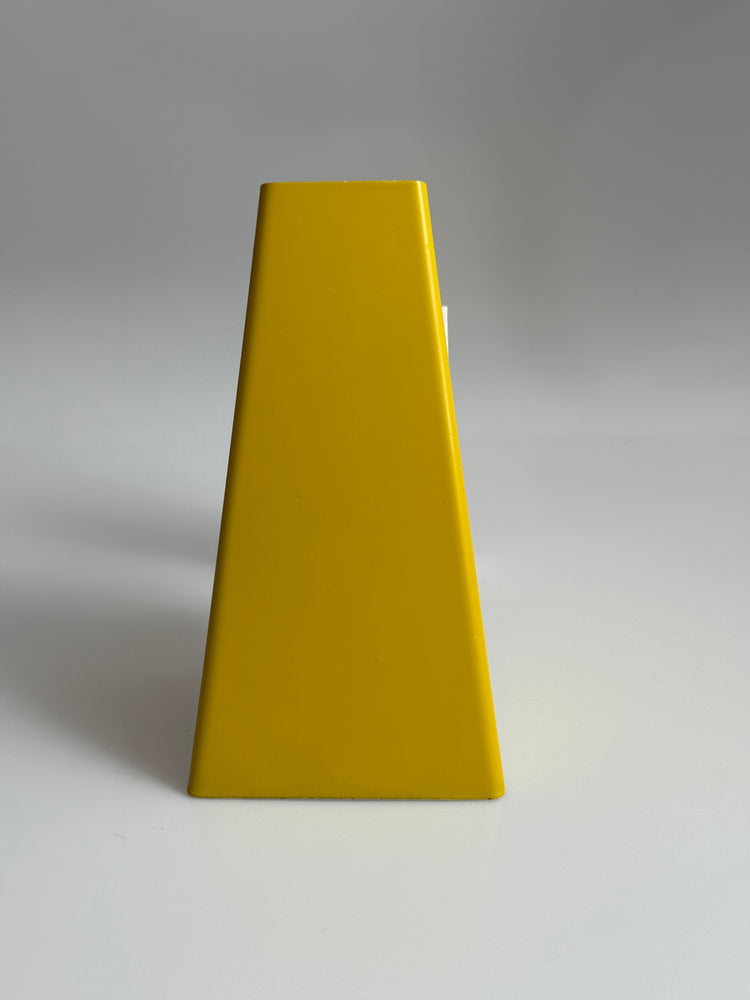 Gelbe minimalistische Wandlampe Trapez, Deutschland, 1950er