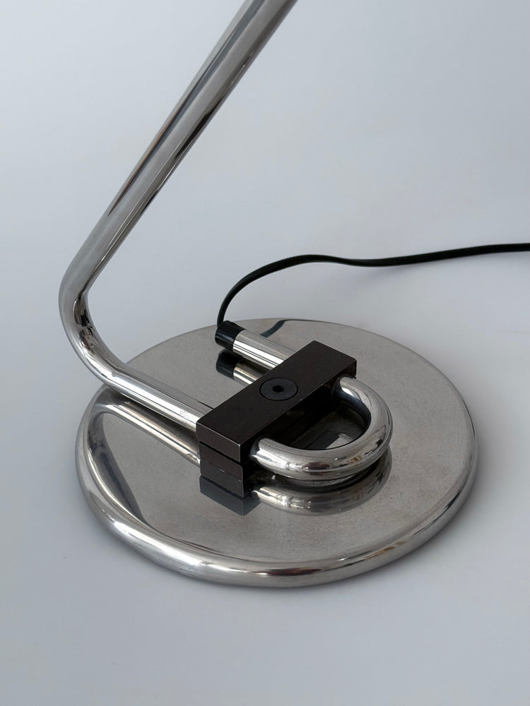 Joe Colombo Tischleuchte aus verchromtem Messing Frankreich 1970er